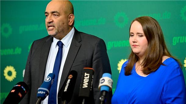 Die Grünen-Parteivorsitzende Ricarda Lang (l) und Omid Nouripour sprechen bei einem Statement in der Bundesgeschäftsstelle Bündnis 90/Die Grünen.