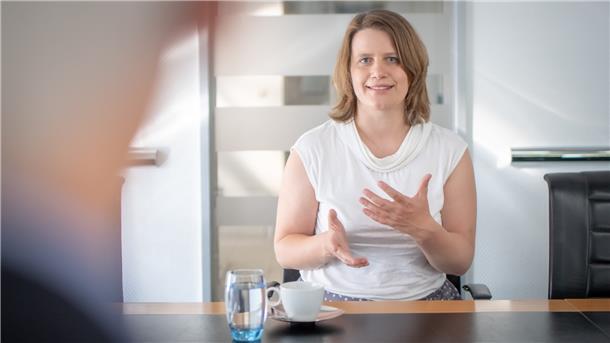 Die Grünen-Politikerin und Spitzenkandidatin ihrer Partei für die Landtagswahl im Oktober, Julia Willie Hamburg, sagt über sich: Ich bin ein durch und durch politischer Mensch.