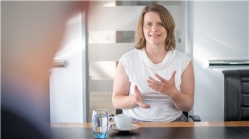 Die Grünen-Politikerin und Spitzenkandidatin ihrer Partei für die Landtagswahl im Oktober, Julia Willie Hamburg, sagt über sich: Ich bin ein durch und durch politischer Mensch.