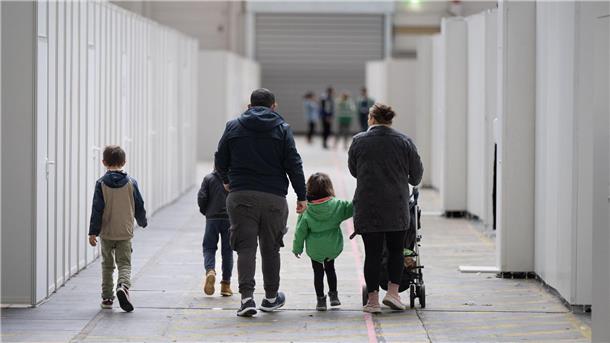 Bundesrat befürwortet Aussetzung des Familiennachzugs Die Grünen und die Linke halten das Vorhaben der Koalition für unmenschlich. (Symbolbild)