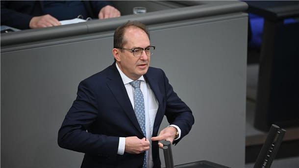 Kritik an Aussetzung des Familiennachzugs – Syrer betroffen Die Grünen warfen Bundesinnenminister Alexander Dobrindt (CSU) in der Debatte vor, er imitiere mit seiner Betonung der Probleme der „illegalen Migration“ die AfD.
