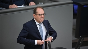 Die Grünen warfen Bundesinnenminister Alexander Dobrindt (CSU) in der Debatte vor, er imitiere mit seiner Betonung der Probleme der „illegalen Migration“ die AfD.