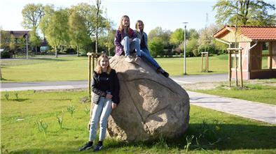 Die Grünfläche im Hintergrund im Seedorfer Ortskern will die Gemeinde nach Vorschlägen von Kindern und Jugendlichen gestalten. Die Wünsche waren bei einer Ideenwerkstatt zustande gekommen: Mia Meyer, Marla und Luisa Hauschild (von rechts) sowie viele andere freuen sich darauf.