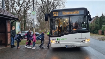 Die Grundschüler in Hymendorf müssen nicht mehr an der Neuenwalder Straße einsteigen, um zur Schule zu gelangen. Der Landkreis hat endlich eine Lösung für die Schülerbeförderung während der Bauarbeiten gefunden.