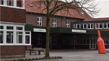 Die Grundschule in Rodenkirchen benötigt schon seit Jahren zusätzliche Räume. Nun wird es dringend.