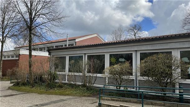 Die Grundschule und die angrenzende Turnhalle als mögliche Standorte für eine Photovoltaikanlage aus Sicht der Fraktion Freie Bürger.