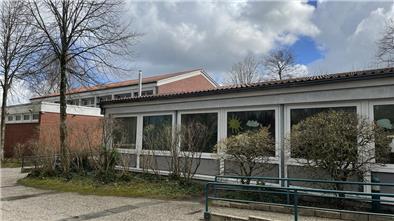 Die Grundschule und die angrenzende Turnhalle als mögliche Standorte für eine Photovoltaikanlage aus Sicht der Fraktion Freie Bürger.