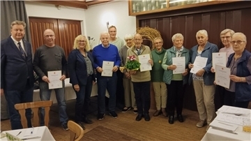 Die Gruppe der Jubilare des DRK-Selsingen mit Präsident Frank Pingel.