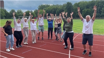 Die Gruppe "Sprache und Sport" auf der Laufbahn des Plaatwegstadions