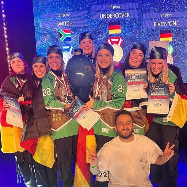 Die Gruppe Undercover mit Trainer Feriz Sula. Die Hip-Hopperinnen der Tanzschule Beer haben erneut den WM-Titel gewonnen.