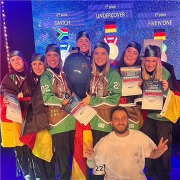 Die Gruppe Undercover mit Trainer Feriz Sula. Die Hip-Hopperinnen der Tanzschule Beer haben erneut den WM-Titel gewonnen.