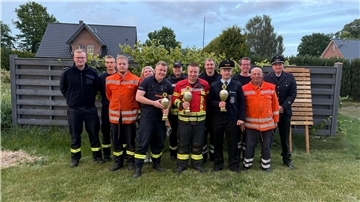 Feuerwehrfoto. Männer nach einem Wettkampf.