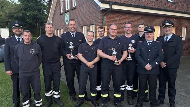 Die Gruppenführer mit Gemeindebrandmeister Torben Henning (links), Stellvertreter Jörg Dreyer (2.v. rechts) und Kreisbrandmeister Peter Dettmer (rechts).