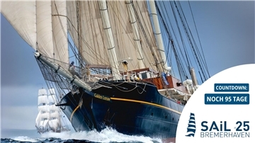 Blixk auf ein Segelschiff im Meer. Die "Gulden Leeuw" ist ein Segelschiff, bei dem man mitfahren kann.
