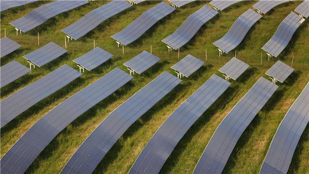 Sonne ernten vom Balkon: Habecks Pläne für mehr Solarstrom Die Hälfte neuer Solaranlagen soll laut Habecks Entwurf ab 2026 auf Gebäude, also vor allem Dächer, die andere Hälfte auf Freiflächen wie zum Beispiel Felder entfallen.