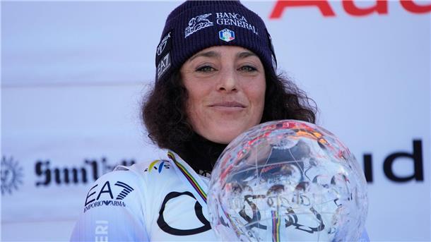 Verletzter Ski-Star: Brignone kämpft um ihren Olympia-Traum Die Hände an der Kugel: Federica Brignone nach dem Gewinn des Gesamtweltcups. (Archivbild)