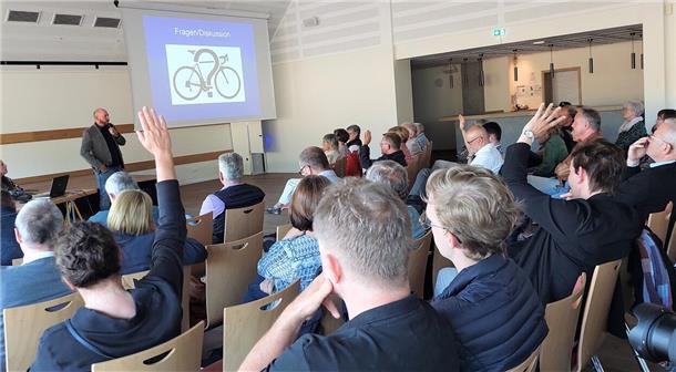 Infoabend zum Thema Fahrradstraßen im Lindenhofsaal in Langen.