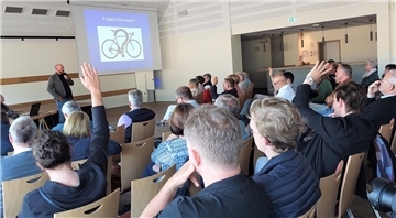 Infoabend zum Thema Fahrradstraßen im Lindenhofsaal in Langen.