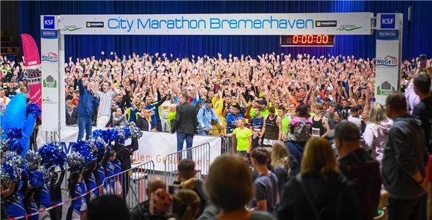 Cellist aus Basel gelingt Meisterstück und gewinnt Bremerhaven-Marathon Die Hände in die Höhe: Das große Starterfeld wärmt sich auf.