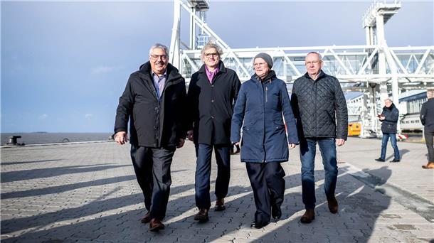 Die Hafensenatorin (2.v.r.) betonte, dass die Bauarbeiten im Zeitplan geblieben seien.
