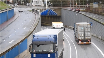 Lkw fahren in den Tunnel