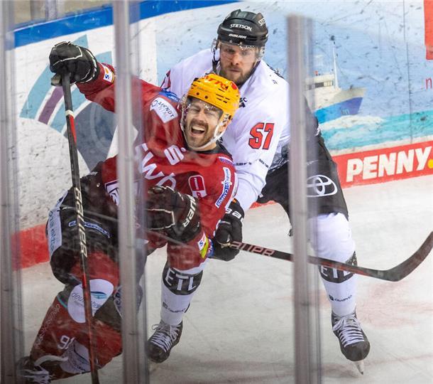 Die Haie gingen hart zur Sache. Brady Austin foult hier Miha Verlic und kassiert zwei Minuten Strafzeit.