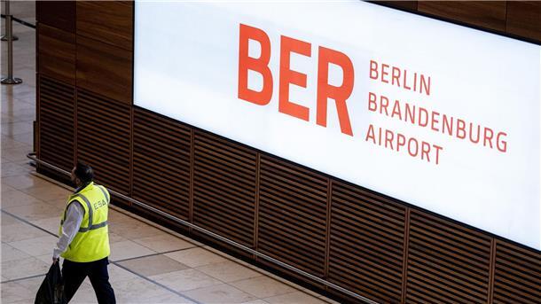 Warnstreiks in Berlin und Hamburg: Hunderte Flugausfälle Die Halle am Terminal 1 bleibt bei Warnstreiks von Verdi am BER-Flughafen fast leer.