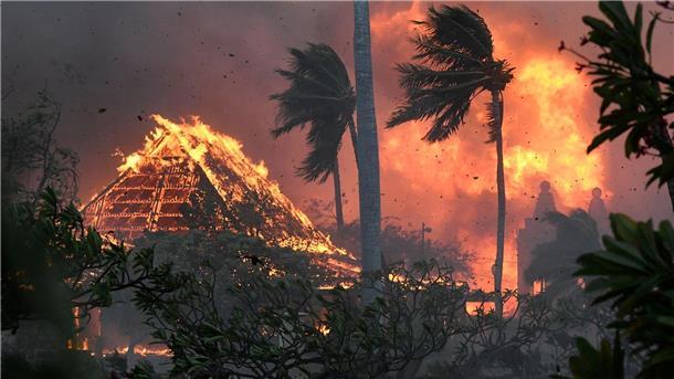 Die Halle der historischen Waiola Church in Lahaina und die nahe gelegene Lahaina Hongwanji Mission stehen in Flammen.