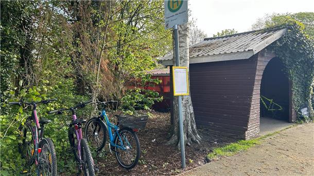 Die Haltestelle in der Alten Hauptstraße in Ostertimke soll einen festen Untergrund für Fahrräder bekommen.