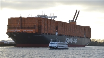 Containerschiff Schiff davor
