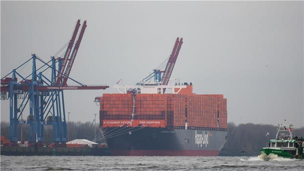 „Hamburg Express“ fährt künftig nach Wilhelmshaven Die „Hamburg Express“ von Hapag-Lloyd fährt künftig das Containerterminal in Wilhelmshaven an. (Archivbild)