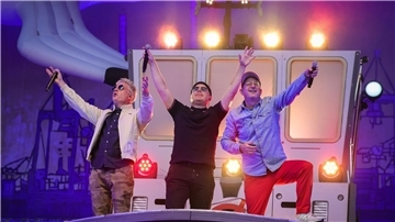Die Hamburger Hip-Hop-Band „Fettes Brot“ spielt ihr erstes von zwei Abschiedskonzerten in Hamburg.