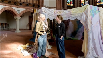 Die Hamburger Künstlerin Jenny Schäfer (links) und Dr. Lena Reichelt, Leiterin der Kulturkirche Bremerhaven, laden in „Innere Oberflächen“ in der Pauluskirche ein. Dazu, durch die Stoff-Höhle zu flanieren und sich an Kindertage der Geborgenheit, an die innere Heimat, zu erinnern. Foto: Masorat - f