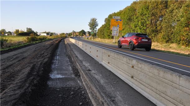 Die Hammer-Kreuzung wird vergrößert und erhält eine Ampelanlage. Fahrbahn und Radweg der Bundesstraße 212 werden von der Atenser Allee bis zur Burgstraße hin erneuert.