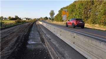 Die Hammer-Kreuzung wird vergrößert und erhält eine Ampelanlage. Fahrbahn und Radweg der Bundesstraße 212 werden von der Atenser Allee bis zur Burgstraße hin erneuert.