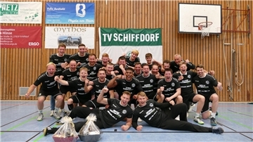 Die Handballer des TV Schiffdorf feiern den Durchmarsch von der Landesliga in die Oberliga.