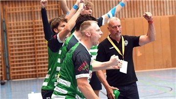 Die Handballer des TV Schiffdorf riefen im ersten Saisonspiel einiges von dem ab, was Trainer Michael Bollhöfer (rechts) von seinen Spielern sehen will.