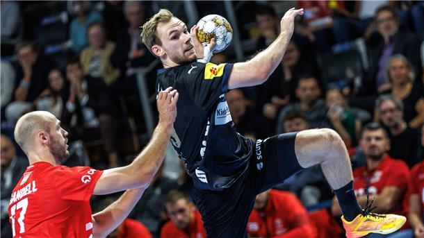 Die Pinguins und die Champions League - in anderen Sportarten gibt es mehr Geld Die Handballer um Berlins Mathias Gidsel (re.) erhalten mehr Geld als die Eishockey-Teams.
