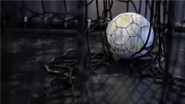 Ein Handball liegt im Tor. 