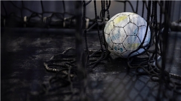 Ein Handball liegt im Tor. 