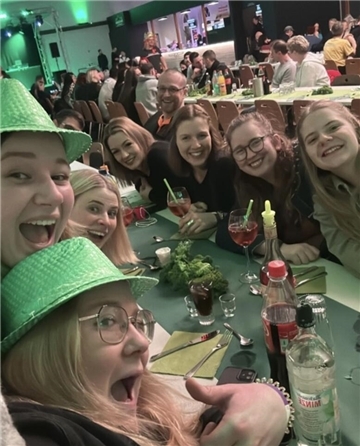 Frauen feiern im Restaurant