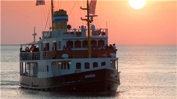 Die „Hansa“ bietet während der Maritimen Tage Panoramafahrten auf der Weser an.