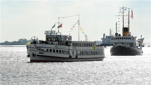 Die "Hansa" und der Dampfeisbrecher "Wal".