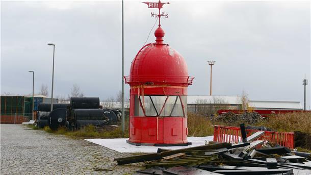 So sieht der neue Leuchtturm an der einstigen Nordmole aus Die Haube des denkmalgeschützten Leuchtturms, der seit 1914 auf der Nordmole stand, steht jetzt auf einem Gelände von Bremenports im südlichen Fischereihafen.