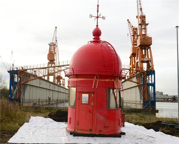 So sieht der neue Leuchtturm an der einstigen Nordmole aus Die Haube des denkmalgeschützten Leuchtturms, der seit 1914 auf der Nordmole stand, steht jetzt auf einem Gelände von Bremenports im südlichen Fischereihafen.