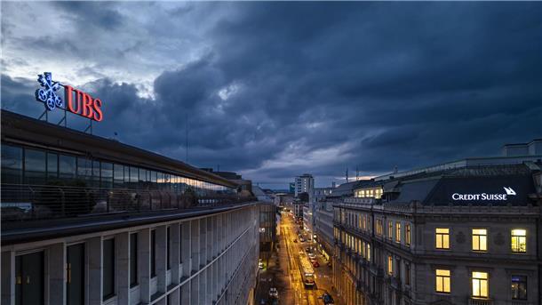 Credit-Suisse-Übernahme: Finanzmärkte stabilisieren sich Die Hauptsitze der Schweizer Banken Credit Suisse und UBS am Paradeplatz in Zürich.