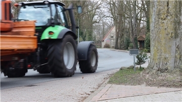 Die Hauptstraße in Wilstedt ist belebt, viel befahren und gefährlich, sagen Dorfbewohner und Ortspolitiker und fordern dort Tempo 30.
