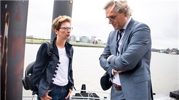 Die Havarie des Molenturms hatte bislang keine Rücktritte zur Folge. Aber bei der Frage, wer bei der Bürgerschaftswahl auf aussichtsreiche SPD-Listenplätze kommt, hat das Desaster offensichtlich eine Rolle gespielt. Senatorin Claudia Schilling (links) bekommt nicht den Listenplatz, den sie sich erhofft haben dürfte.