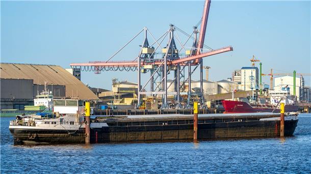 Zehn Prozent mehr Umschlag in Niedersachsens Seehäfen Die Havarien der Huntebrücke 2024 hatte auch Konsequenzen für den Hafen Brake. (Archivbild)