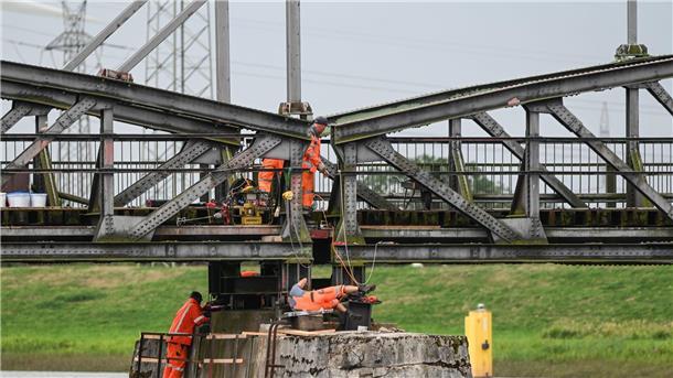 Zehn Prozent mehr Umschlag in Niedersachsens Seehäfen Die Havarien der Huntebrücke hatte 2024 für drei Häfen in Niedersachsen Folgen. (Archivbild)
